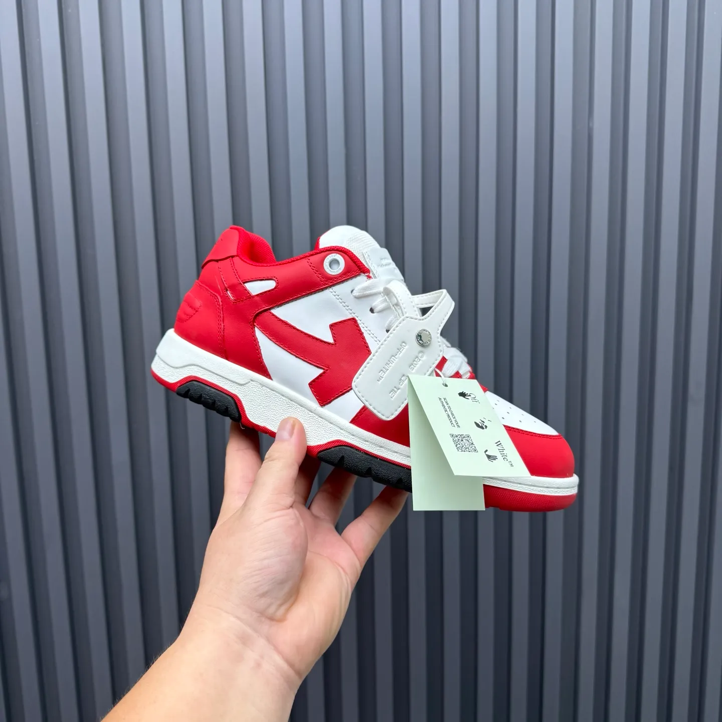 【off- white】P: 620💰Couple model👫, Size: 35-44 (Customized for men 38.45.46) High-quality version👊 "Out of office" series original molding, original lasting, production process 1:1 Original ➰OFF GRAY WHITE OW ➰ First-layer cowhide Imported skin-friendly and environmentally friendly polyester mesh Original molding high elastic and environmentally friendly molding pad Made with the original lasting process. The original molded rubber outsole (never yellows and deforms) has a super correct shape, bright color and strong three-dimensional effect👍. Packaging💯Full set of packaging synchronized with the official website (branded paper, certificate of quality, branded cloth bag)
